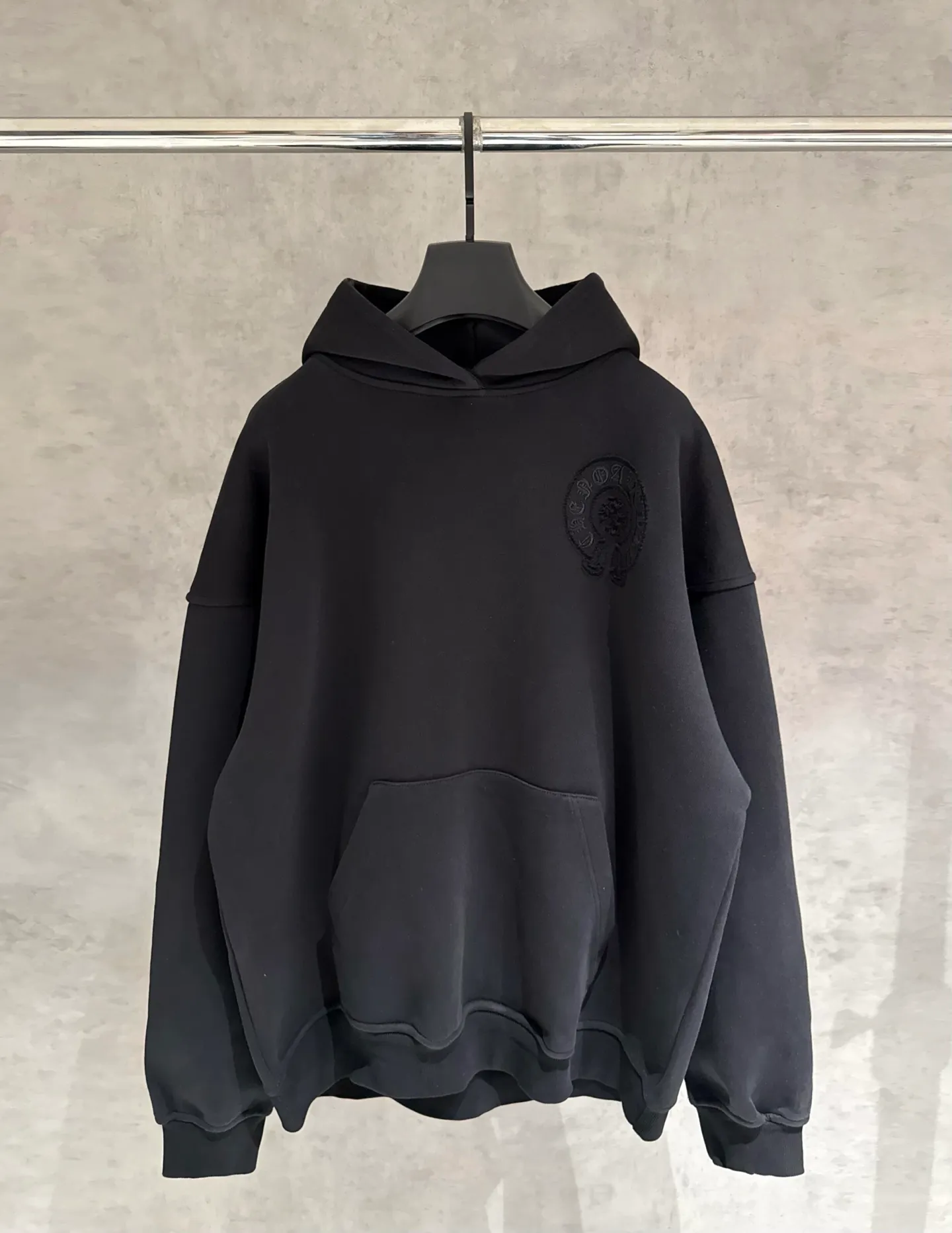 🅿️410 [Strict quality control] CH Croixin's new long-sleeved hooded sweatshirt. The fabric is made of heavy 480g double yarn fabric. Garment washing. Laser burning of the front and back panels. Garment washing. Loose fit. The fabric is stiff and stylish. It does not deform or shrink. Color: black, white, floral gray. Size: M-2xl